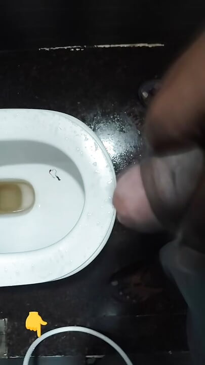 Giovane gay masturbazione in bagno