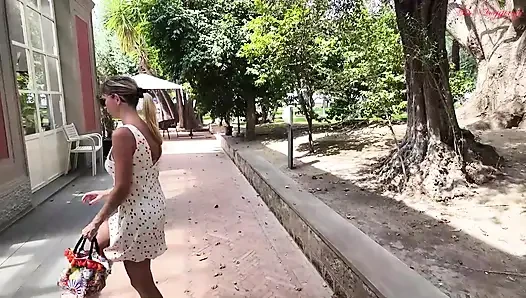 Ibu tiri yang hot memprovokasi saudara tirinya yang naif saat berjalan-jalan di taman. Ketika mereka sampai di rumah, wanita itu menginginkan kontolnya
