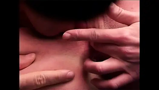 Дальнобойщик снимает красивую милфу, трахает ее задницу презервативом и кончает на ее живот