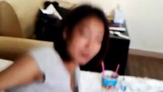 Schöne Muschi der schönen koreanischen Freundin fingert und anal Nahaufnahme