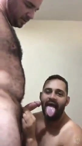 Chupando e punhetando o macho