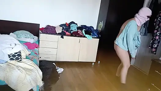 Женщина-любительница С Удовольствием Примеряет Одежду И Кроит Её