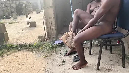 Spor salonunun içinde sert domaltarak