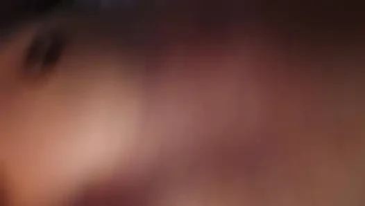 Kayınbiraderi görür görmez, baldız kıyafetlerini çıkardı ve onu emmeye başladı.