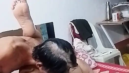 Полная удовлетворения вместе с моим муженьком, она ест мою киску так много. Я делаю сквирт несколько раз