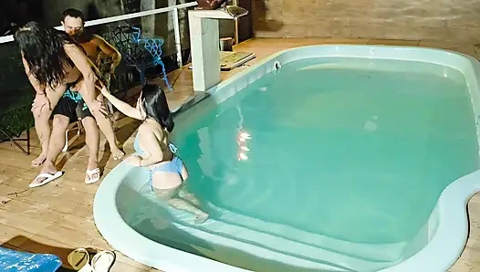 Flagra! Von Zwei Brünetten Beim Masturbieren Im Öffentlichen Pool Der Eigentumswohnung Erwischt