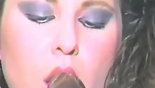 Küçük memeli esmer dört dildoyla meşgul