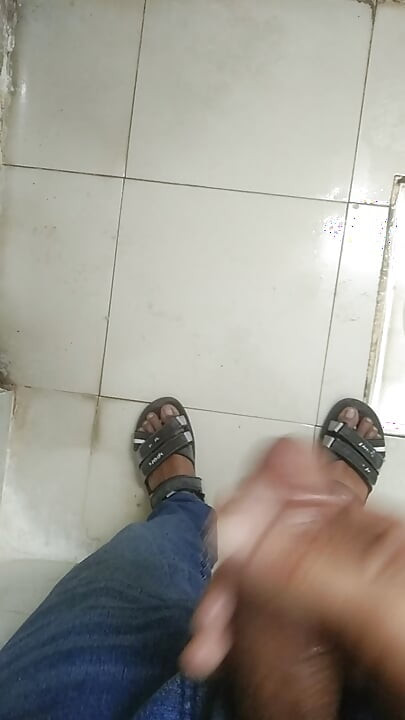 M-am dus la baia de la birou și mi-am dat mâna la prânz