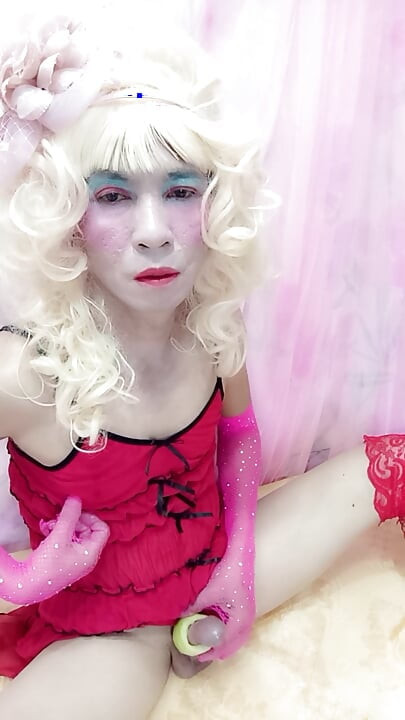 Transseksualna Le w seksownych erotycznych ubraniach szarpanie swojego kutasa pierścionkiem