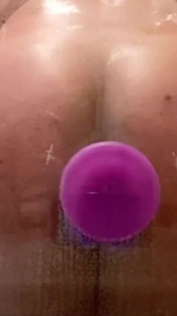 Nezaboravan trenutak iz filma "Velika mjehurićasta guza jebe dildo uz staklo"