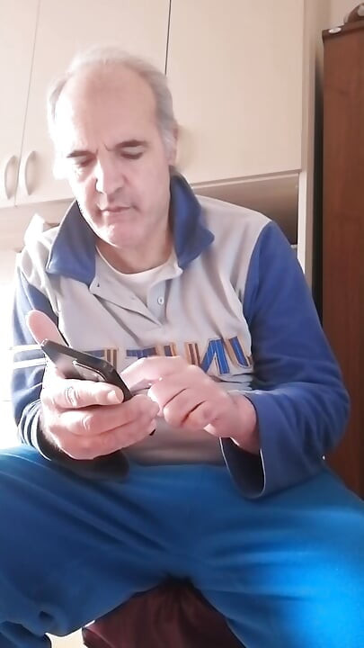 Drkam svoj tvrdi kurac i guram prste u svoju otvorenu guzicu