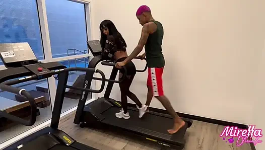 Я — худая силиконированная девушка из Smart Fit