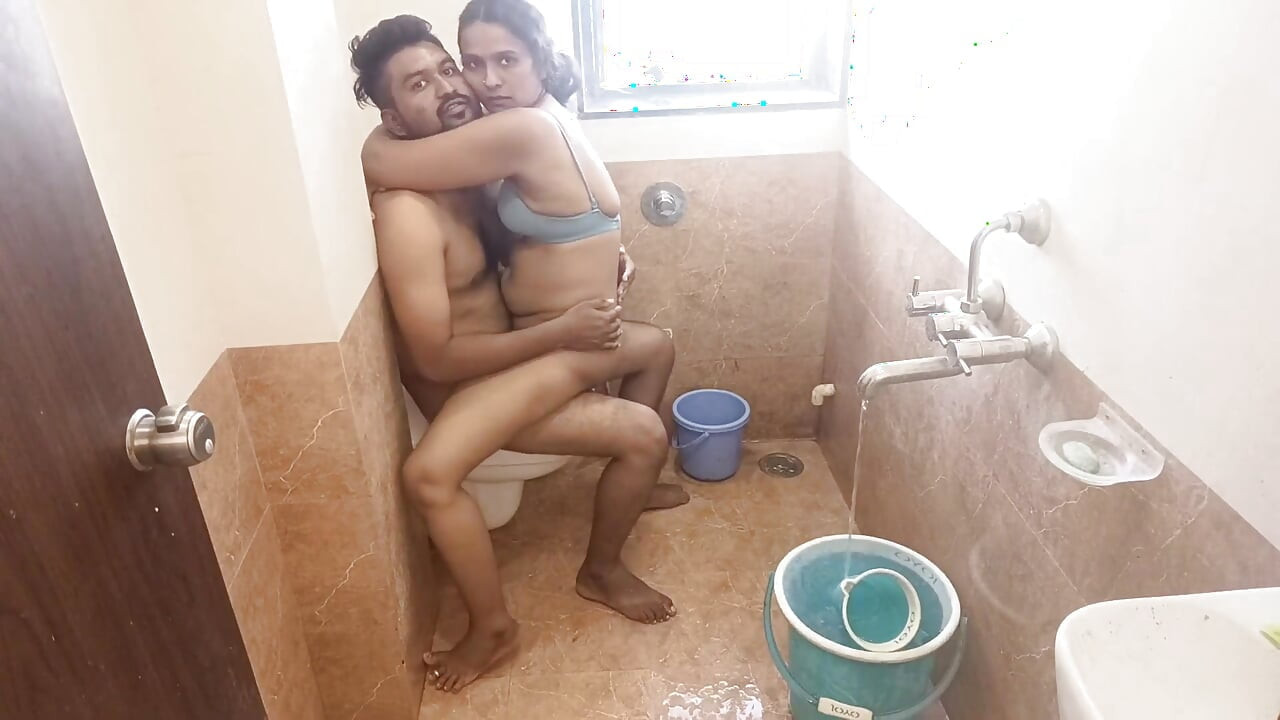 Đụ trong phòng tắm với cô vợ Ấn Độ bắn tinh khổng lồ trên khuôn mặt của cô ấy