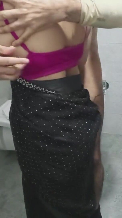 Snažan trenutak iz "Šogorica je iznenada ušla u kupaonicu bez kucanja na vrata. Hard-core seks"