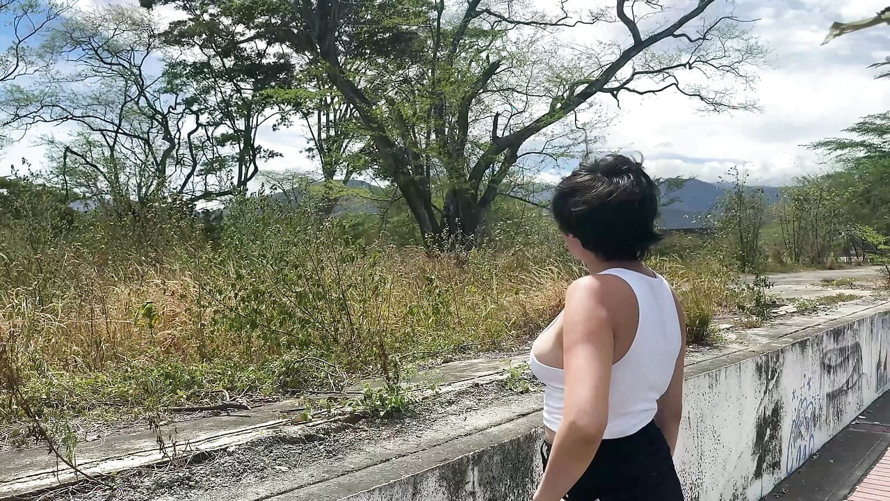 Motosiklet bozulduğu için onu eve götürmemi isteyen seksi bir kız buluyorum, ona yardım etmem karşılığında onu becermeme izin veriyor.