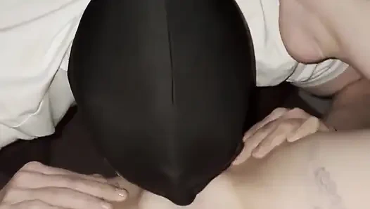 Evli kadın ve kocası edepsiz seks yapıyor. Siyah dildo, yumruk sokma, dölleme, boşalma