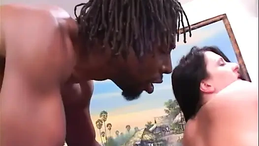 Пухлая белая девушка с толстой задницей сосет и трахается с двумя мужиками с большим черным членом