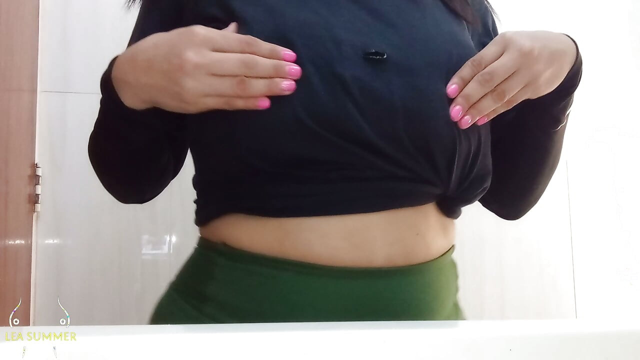 Üniversiteli kız spor salonunun banyosuna giriyor, büyük göğüsleriyle oynuyor ve şişman, sulu amına mastürbasyon yapıyor