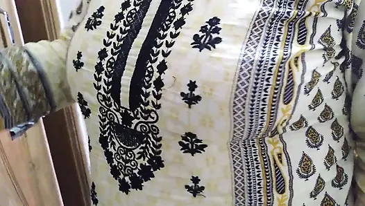Kirli teyze evi temizlerken üvey oğlu tarafından sikiliyor