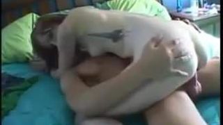 Une rousse se fait lécher la chatte par un orgasme échangé contre une pipe 69