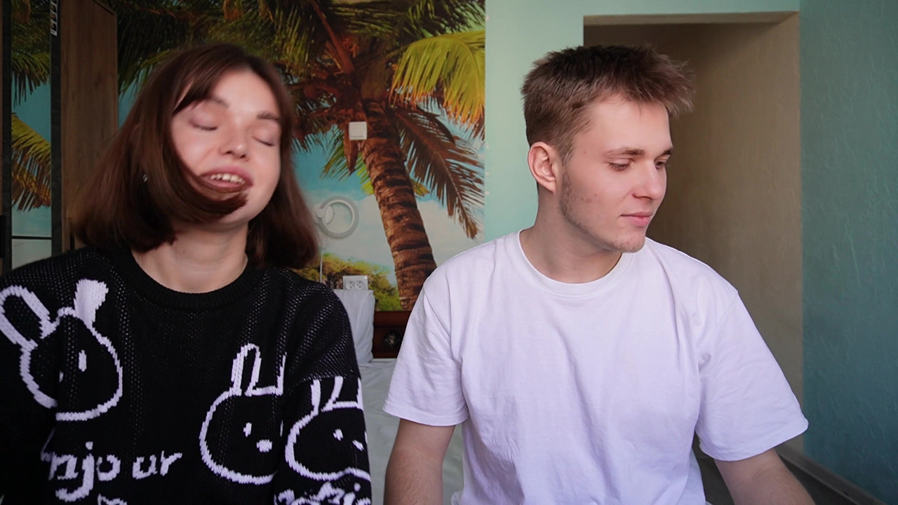 流行的在线游戏在视频博客期间变成继兄弟和继妹之间的性爱