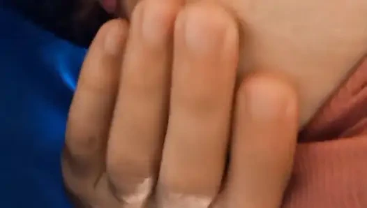 Mein Mann ist süchtig danach, meine großen natürlichen Brüste zu lutschen, deshalb stille ich ihn jeden Morgen