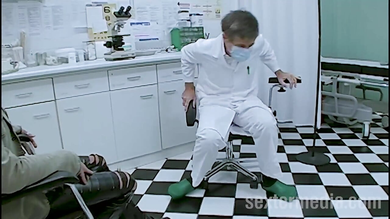 Pišanje pička Kara piša i jebe se u liječničkoj ordinaciji
