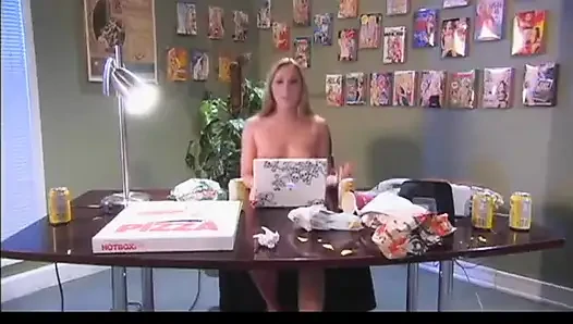 Bu esmer hatun sikilmeden önce sakso çekiyor