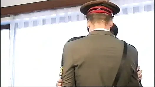 Ben genç kaslı bir askerim ve iki asılı delikanlıyı anal sikiyorum
