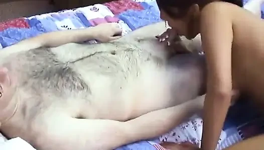 Weißer schwanz crams fleischige muschi der reifen brünette auf dem bett