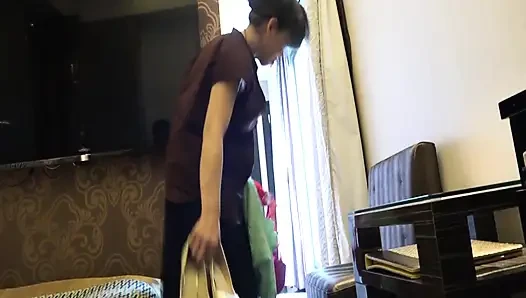 Yoko, 20 yıldan fazla bir süre önce boşanmış 54 yaşında bir trenatör öğretmeni. cinsel aktivitesi, hassas vücudunun bir tanışma sitesinde tanıştığı bir adamın okşamalarına şiddetle tepki verdiği cinsel aktivite
