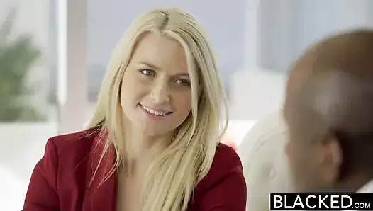 BLACKED - Anikka Albrite, blonde d'affaires, se fait enculer par une grosse bite noire