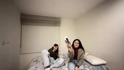 Yatakta Zıplamak Oynayarak Eğleniyoruz