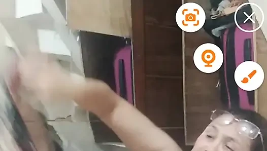 Dia istri rumah tangga yang hebat selalu siap