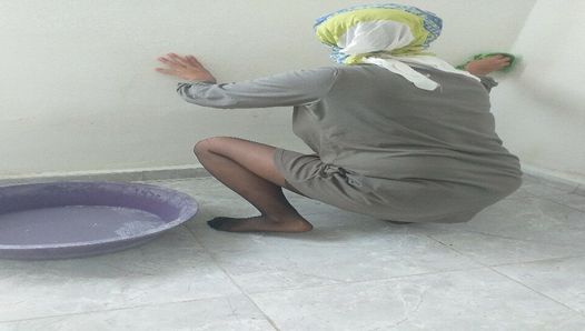 Mulher hijab limpando cozinha