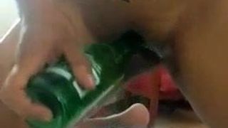 PNG, lesbienne blonde utilisant une bouteille comme gode