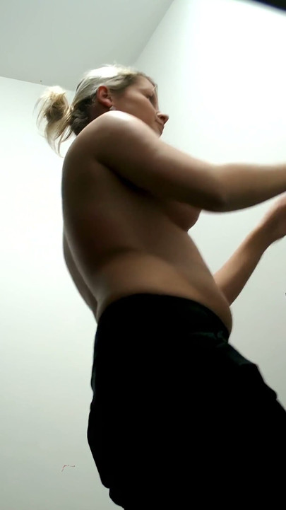 Czech Cabins 7: Blonde Bombshell Exposes It All - Cam Jackpot!