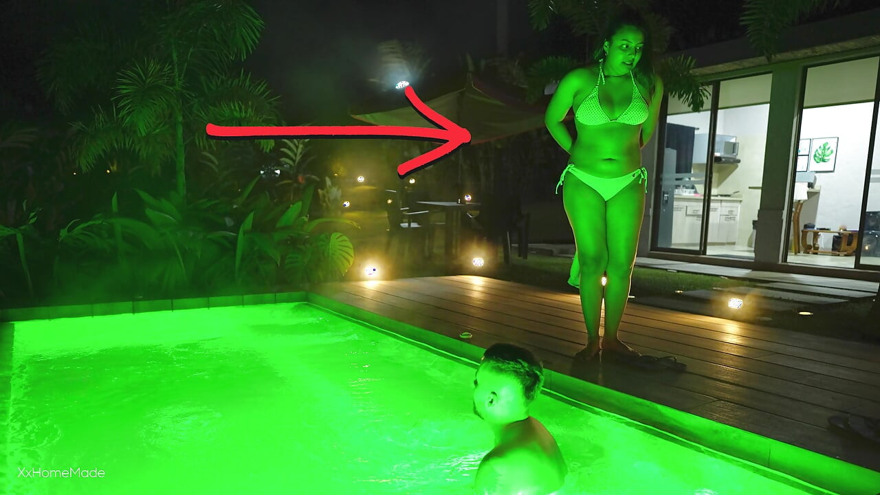 In a public jacuzzi, he cum inside her vagina - They were caught, but they didn't care