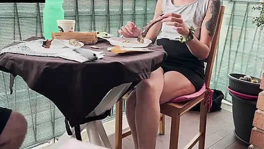 Lara isst Fleisch, dann fickt blowjob und creampie auf der couch