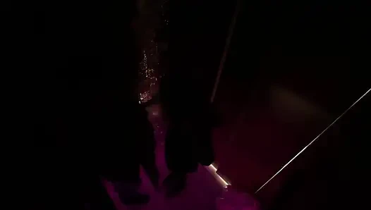 Asansör seksi. Tatilde ofis binası. Bir adam ve bir kadın ilk kez buluşuyor ve seks yapıyor, dölleme.