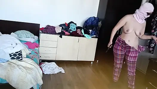 Amateur-ehefrau Hat Spaß, Kleider Anprobieren Und Zu Schneiden.