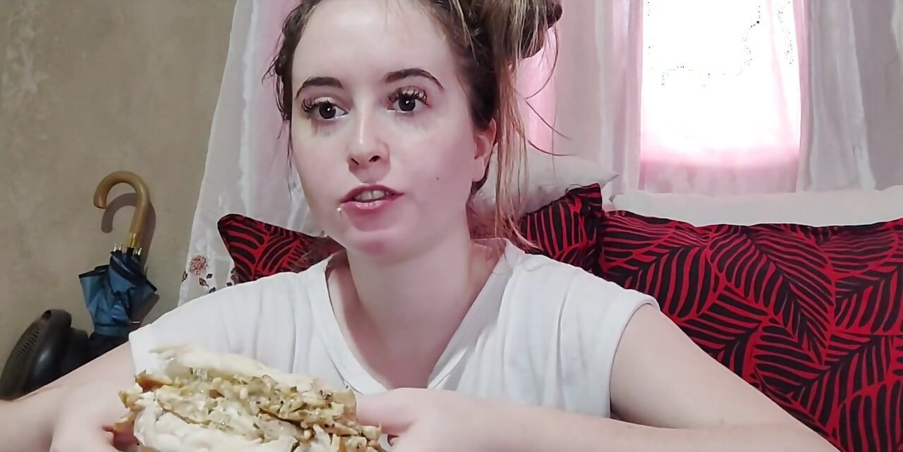 Mâncând un sandviș omletă cu roșii cherry