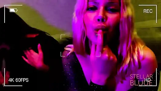 Ich steckte den Dildo in die rosa muschi meiner freundin und sie brachte mich mit einem vibrator in meinen arsch zum kommen