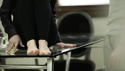 21 naturals - nesty cewek sange lagi asik ngurusin kontol dengan kakinya yang aduhai