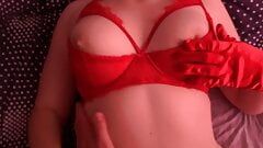 Garota gostosa com bunda grande e peitos grandes em lingerie vermelha fode com sua amiga