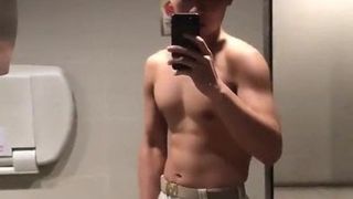 Asiatische Süße filmt seinen Wichsvorgang auf der Toilette (14 '')