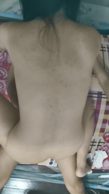 Φυσικό κορίτσι να καβαλάει πούτσο στο κρεβάτι μου | Κλιπ 1