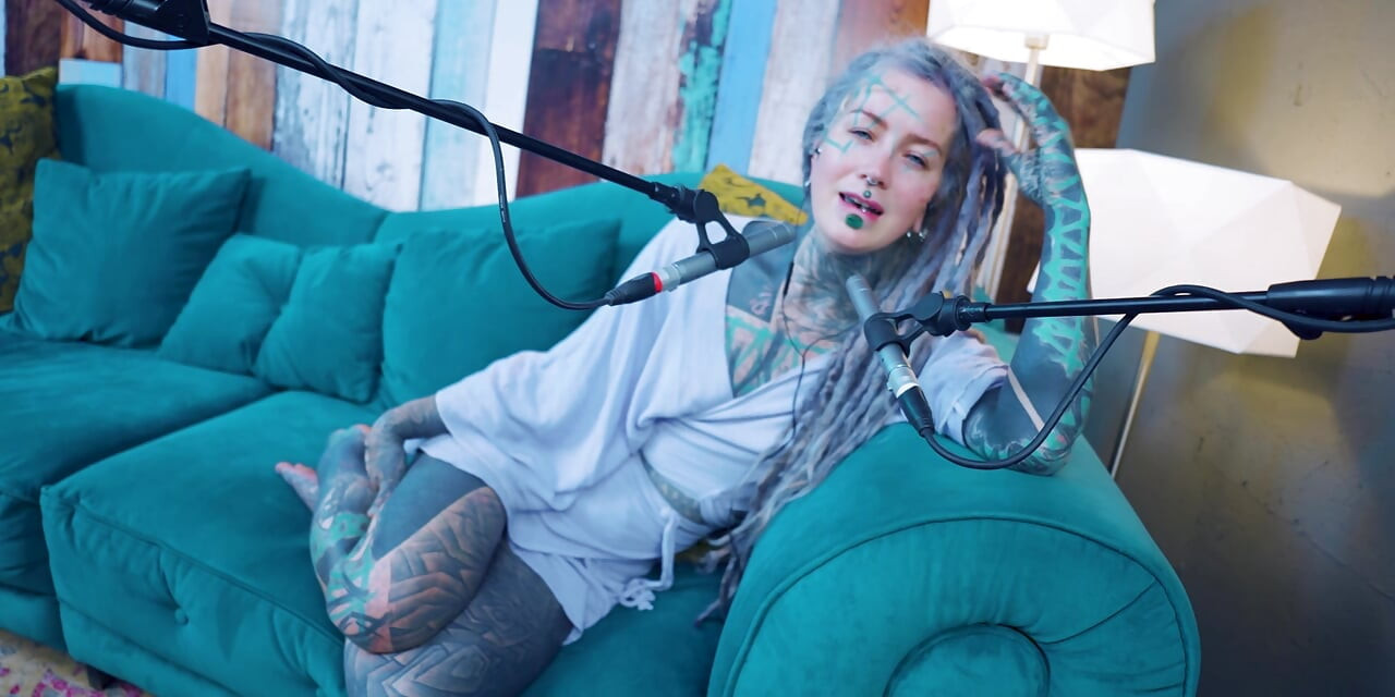 Jeg snakker om R - Relief - ASMR podcast SFW snakker goth tynn jente dreadlocks tatoveringsmodell blekket jente