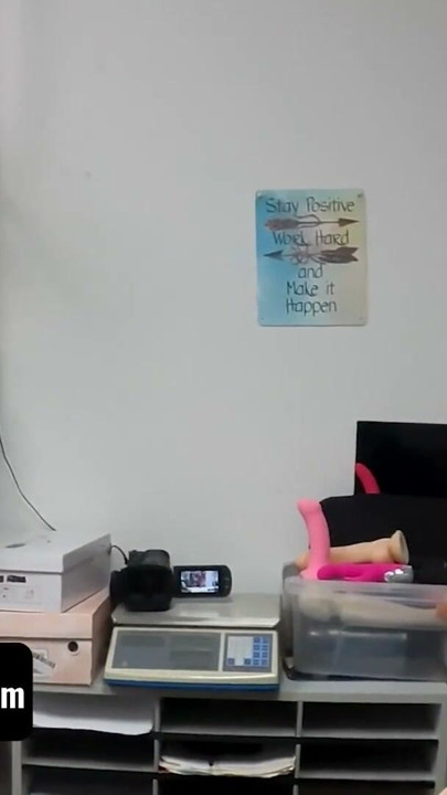 가게에서 따먹히는 Mylf - 보안 사무실에서 스트립 검색을 위해 따먹히는 핫한 십대와 그녀의 화려한 새엄마 | 클립 2