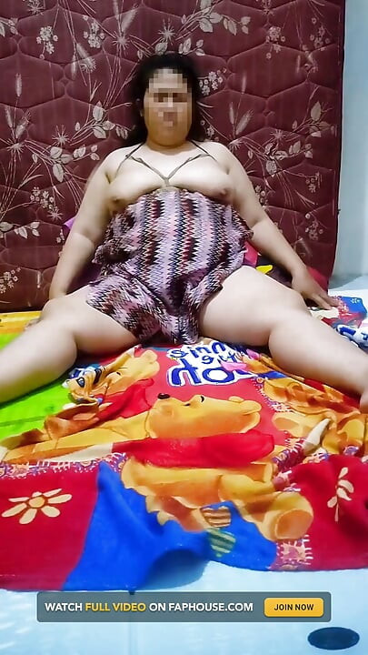 Seksi bedenini sergiliyor. İç çamaşırı giyerek. Yabancı bir adamın önünde.